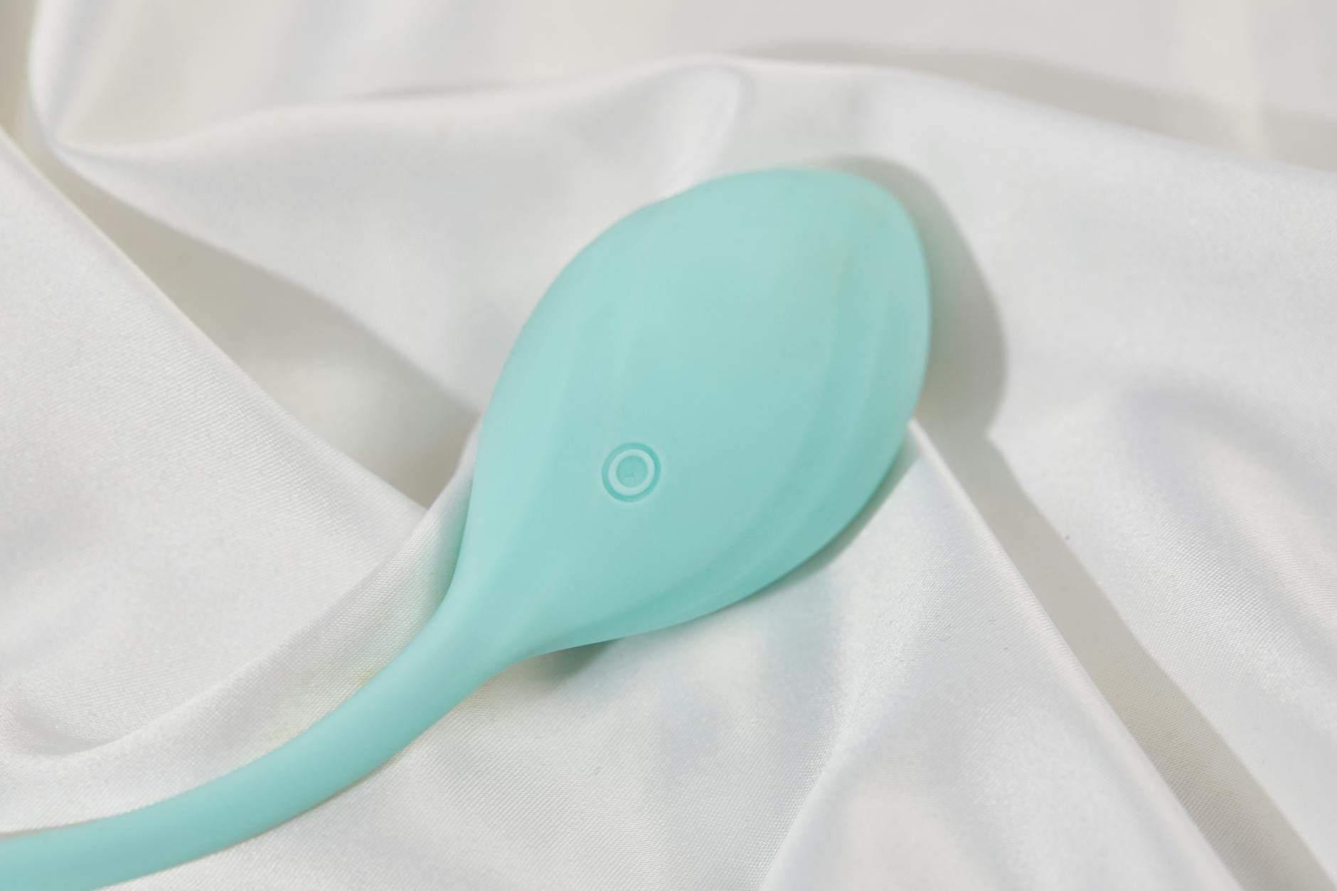 Parcela estilosa de um vibrador de limão em tecido branco macio